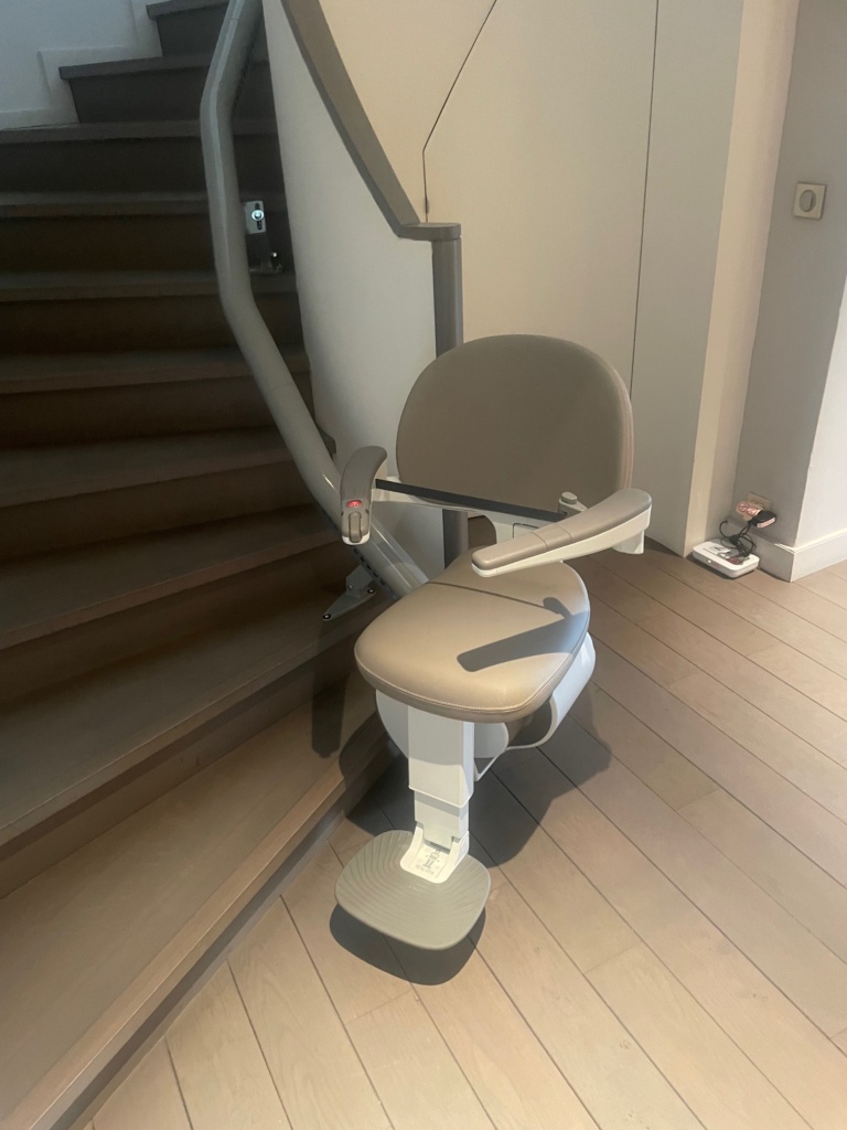 Monte-escalier courbe en maison individuelle à Neuilly-sur-Seine (92)