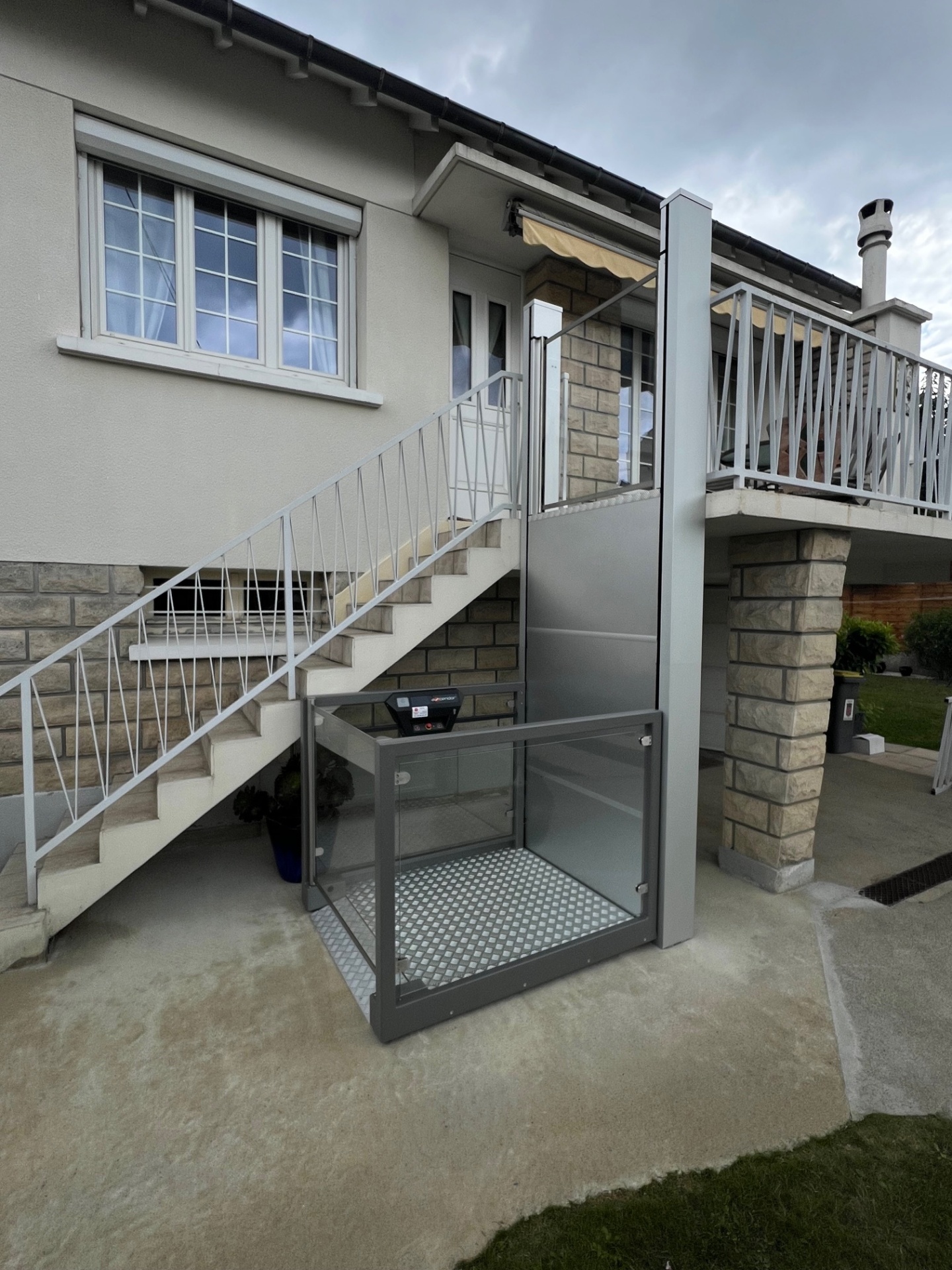 Installation d&rsquo;un élévateur privatif extérieur à Houilles (78)