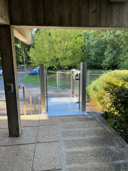 Installation d'un élévateur PMR extérieur pour des bureaux dans l'Essonne (91)