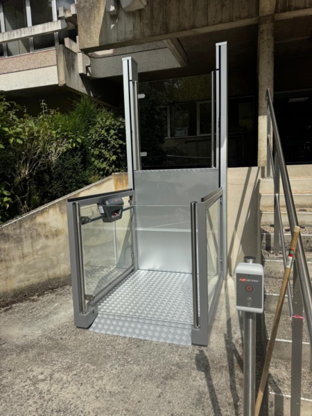 Installation d'un élévateur PMR extérieur pour des bureaux dans l'Essonne (91)
