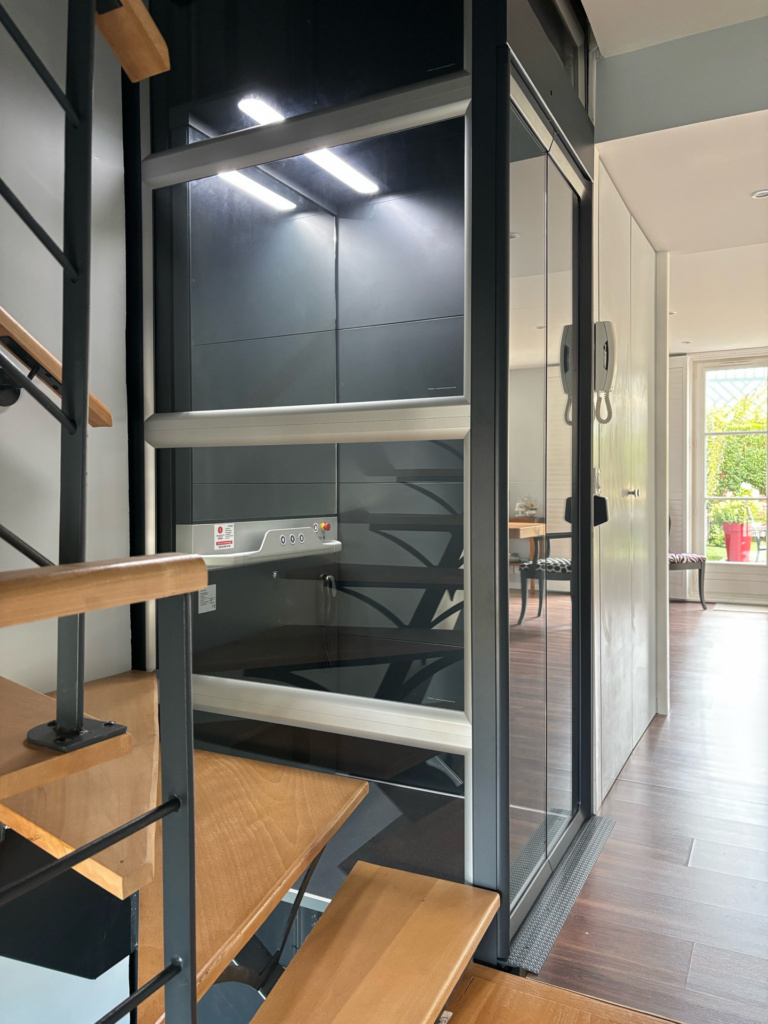 Installation d&rsquo;un élévateur privatif à Honfleur (14)