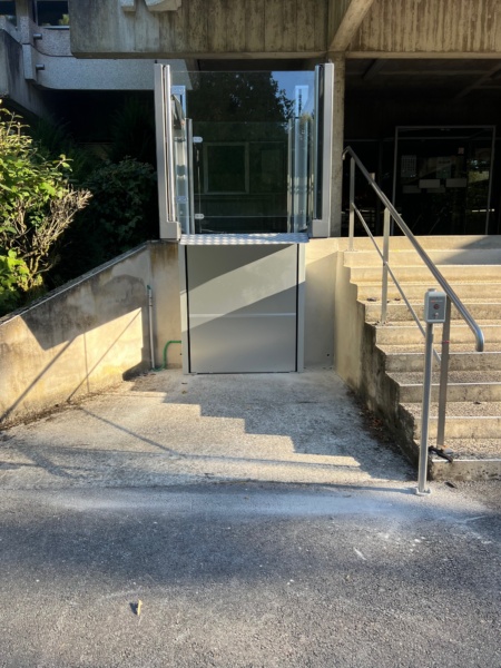 Installation d'un élévateur PMR extérieur pour des bureaux dans l'Essonne (91)