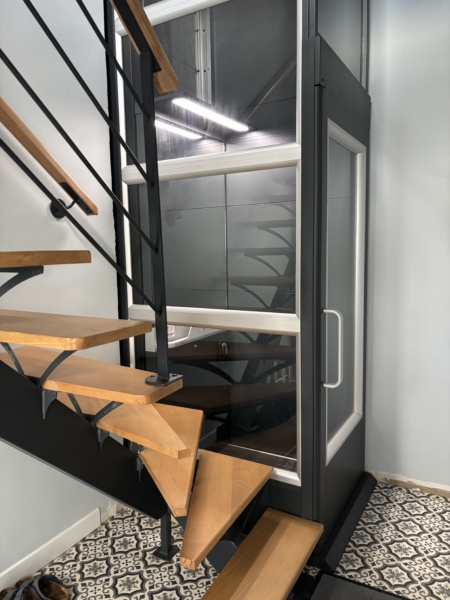 Installation d'un élévateur privatif à Honfleur (14)