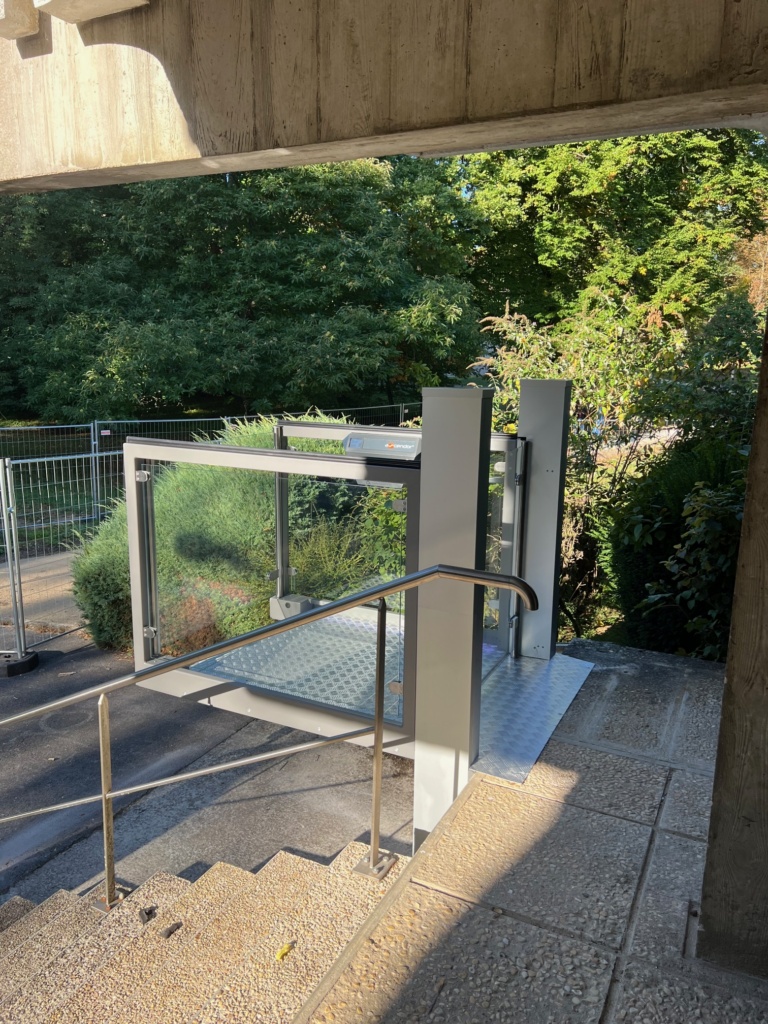 Installation d&rsquo;un élévateur PMR extérieur pour des bureaux dans l&rsquo;Essonne (91)