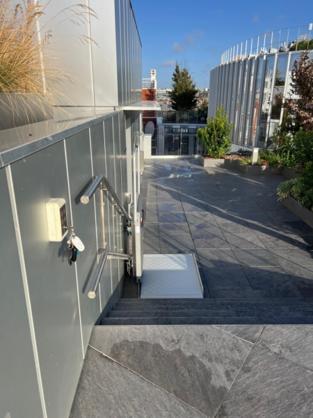 Plateforme PMR pour l'accessibilité d'une terrasse rooftop à Paris (75)