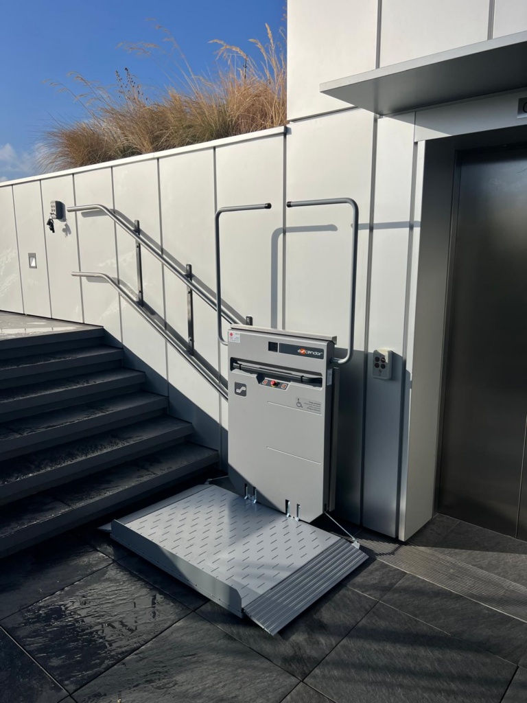 Plateforme PMR pour l&rsquo;accessibilité d&rsquo;une terrasse rooftop à Paris (75)