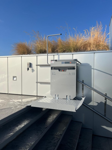 Plateforme PMR pour l'accessibilité d'une terrasse rooftop à Paris (75)