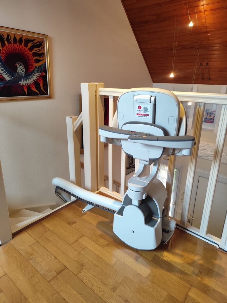 Monte-escalier courbe en maison individuelle dans le Calvados (14)