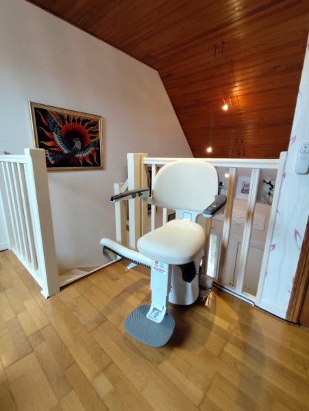 Monte-escalier courbe en maison individuelle dans le Calvados (14)