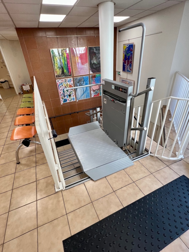 Plateforme élévatrice courbe dans une association à Paris (75)