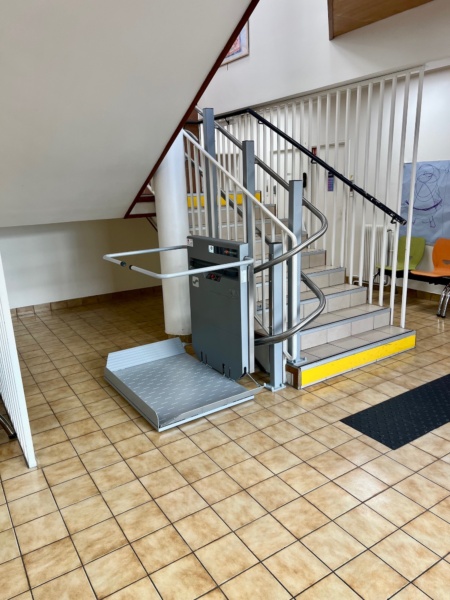 Plateforme élévatrice courbe dans une association à Paris (75)