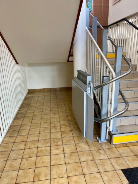 Plateforme élévatrice courbe dans une association à Paris (75)