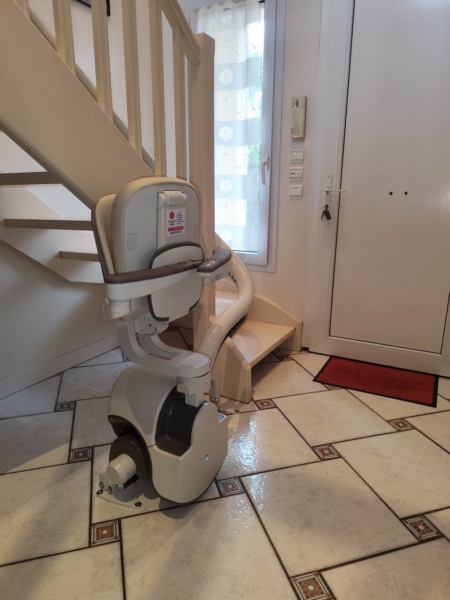 Monte-escalier courbe en maison individuelle dans le Calvados (14)