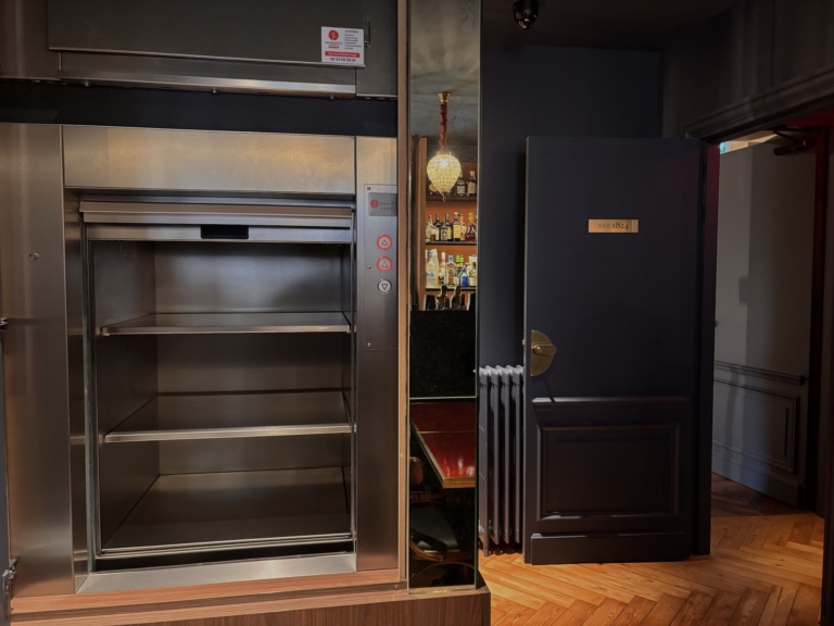 Installation d&rsquo;un monte-charge dans un boutique hôtel à Caen (14)
