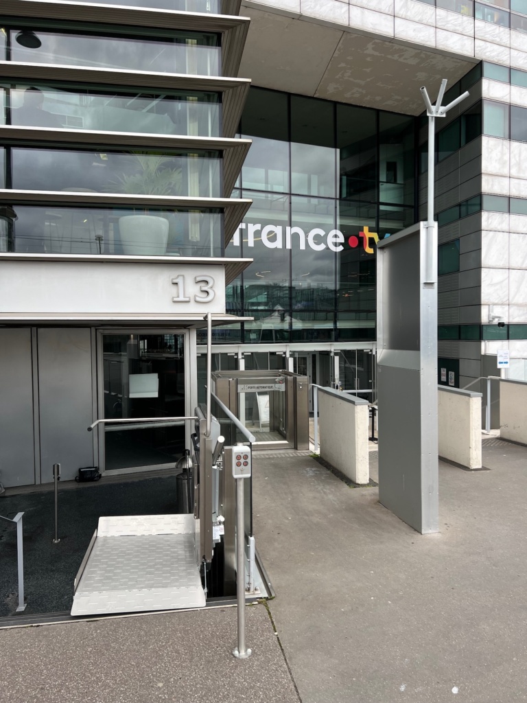 Installation d&rsquo;une plateforme monte-escalier extérieure à Paris (75)