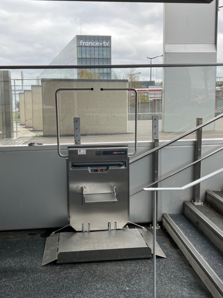 Installation d'une plateforme monte-escalier extérieure à Paris (75)
