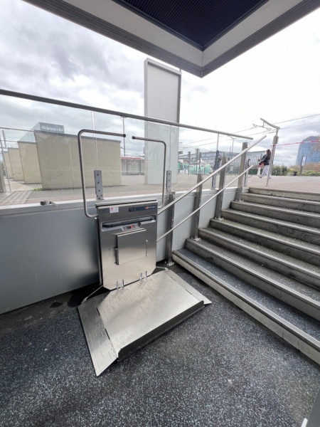 Installation d'une plateforme monte-escalier extérieure à Paris (75)
