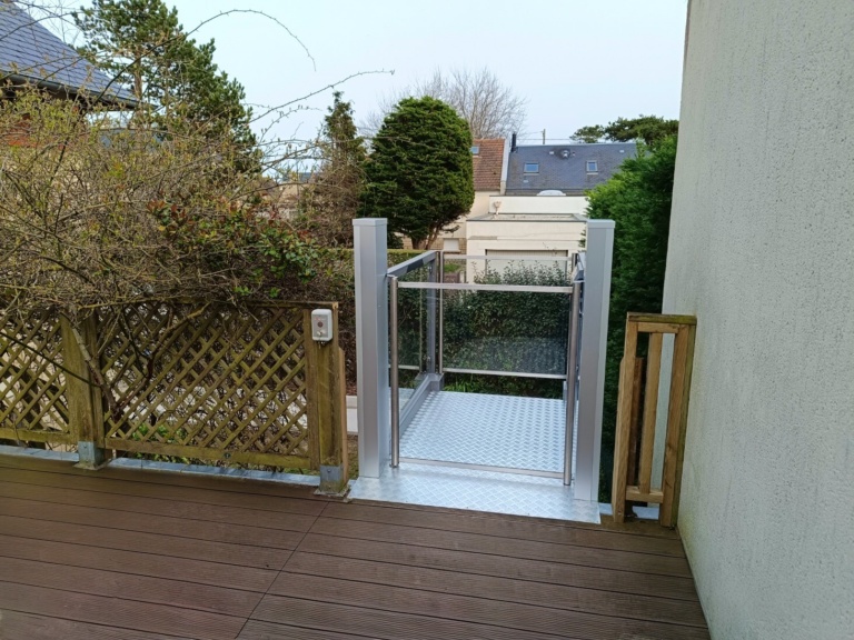 Installation d&rsquo;un ascenseur privatif extérieur à Saint-Aubin-sur-Mer (14)