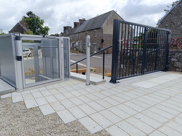 Élévateur PMR extérieur pour la commune de Montviron (50)