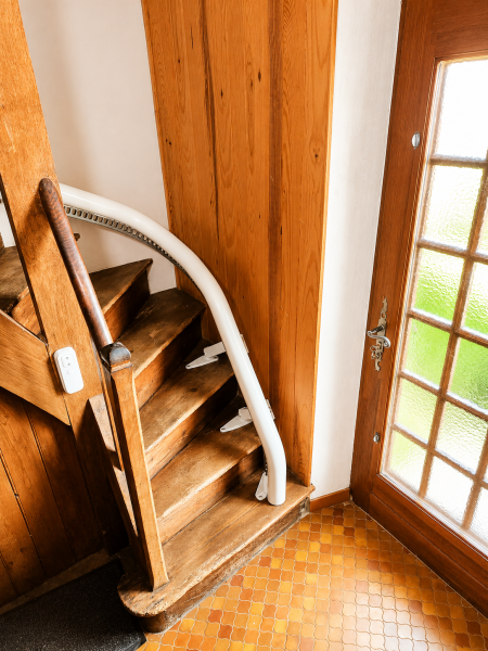 Monte-escalier courbe en maison individuelle à Cambernon (50)