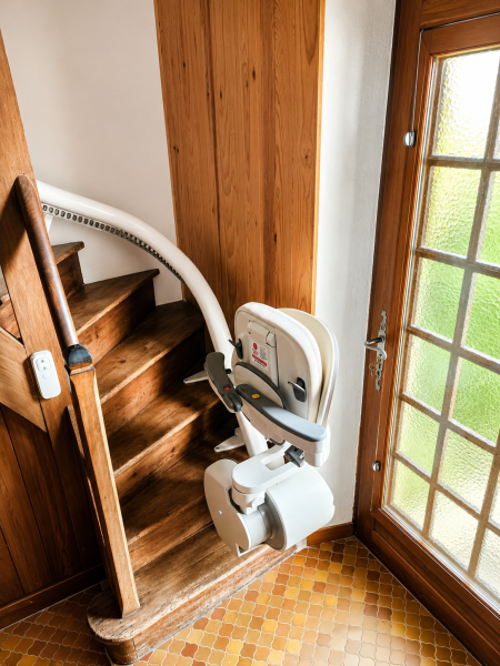 Monte-escalier courbe en maison individuelle à Cambernon (50)