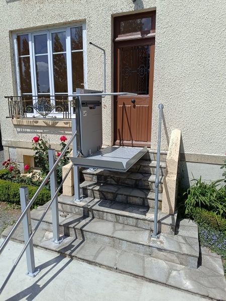 Plateforme élévatrice extérieure dans une maison à Percy (50)