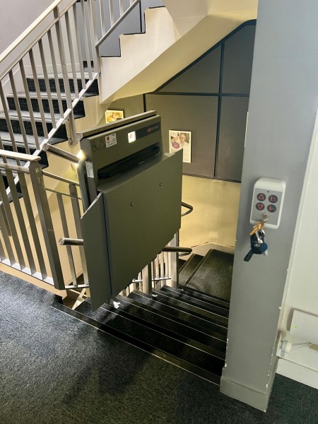 Installation d'une plateforme élévatrice PMR à Melun (77)