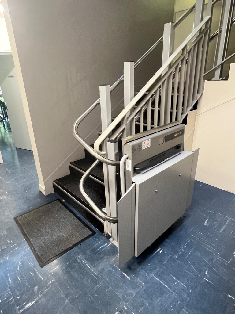 Installation d&rsquo;une plateforme élévatrice PMR à Melun (77)