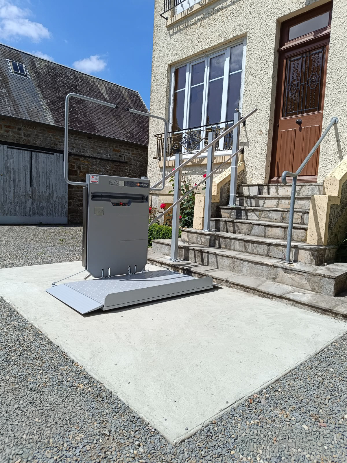 Plateforme élévatrice extérieure dans une maison à Percy (50)