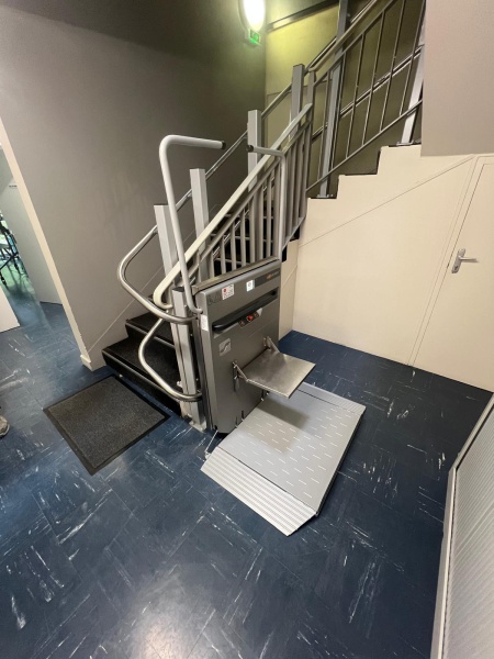 Installation d'une plateforme élévatrice PMR à Melun (77)