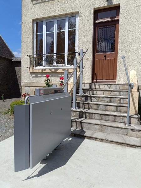 Plateforme élévatrice extérieure dans une maison à Percy (50)