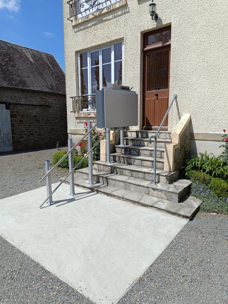 Plateforme élévatrice extérieure dans une maison à Percy (50)