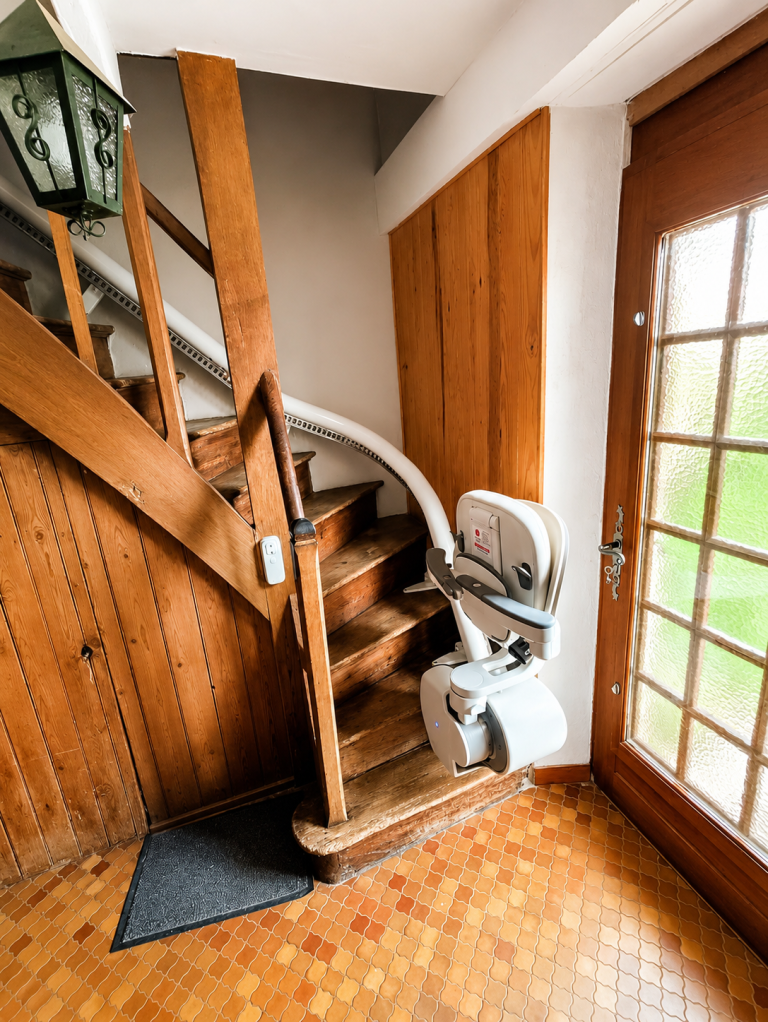 Monte-escalier courbe en maison individuelle à Cambernon (50)