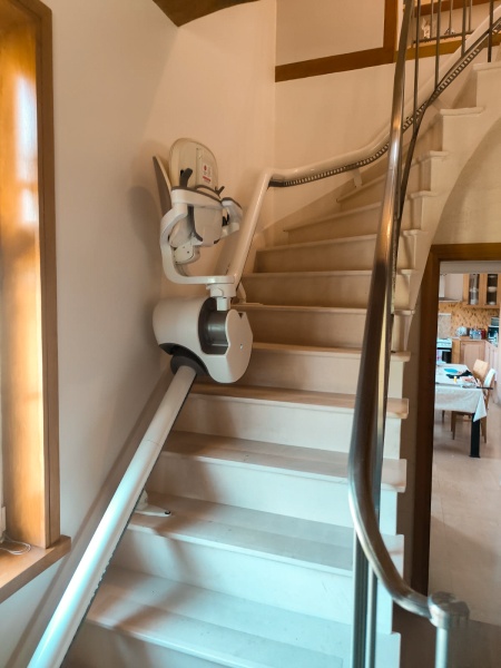 Installation d'un monte-escalier courbe dans une maison dans le Calvados (14)