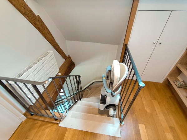 Installation d'un monte-escalier courbe dans une maison dans le Calvados (14)
