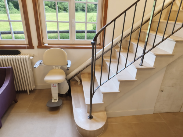 Installation d'un monte-escalier courbe dans une maison dans le Calvados (14)