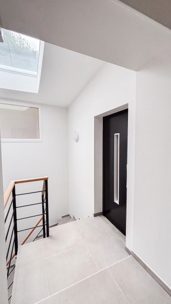 Installation d'un élévateur dans une résidence privée à Carolles (50)